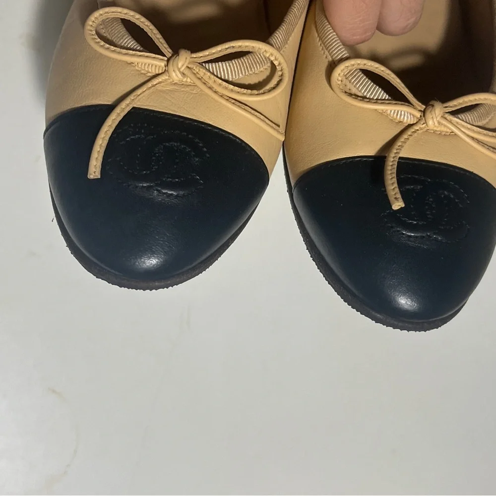 CHANEL Two-Tone Beige and Black Flats - Picture 2 of 10